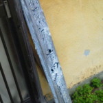 玄関には標柱があって箱石小学校岩田分校の文字。